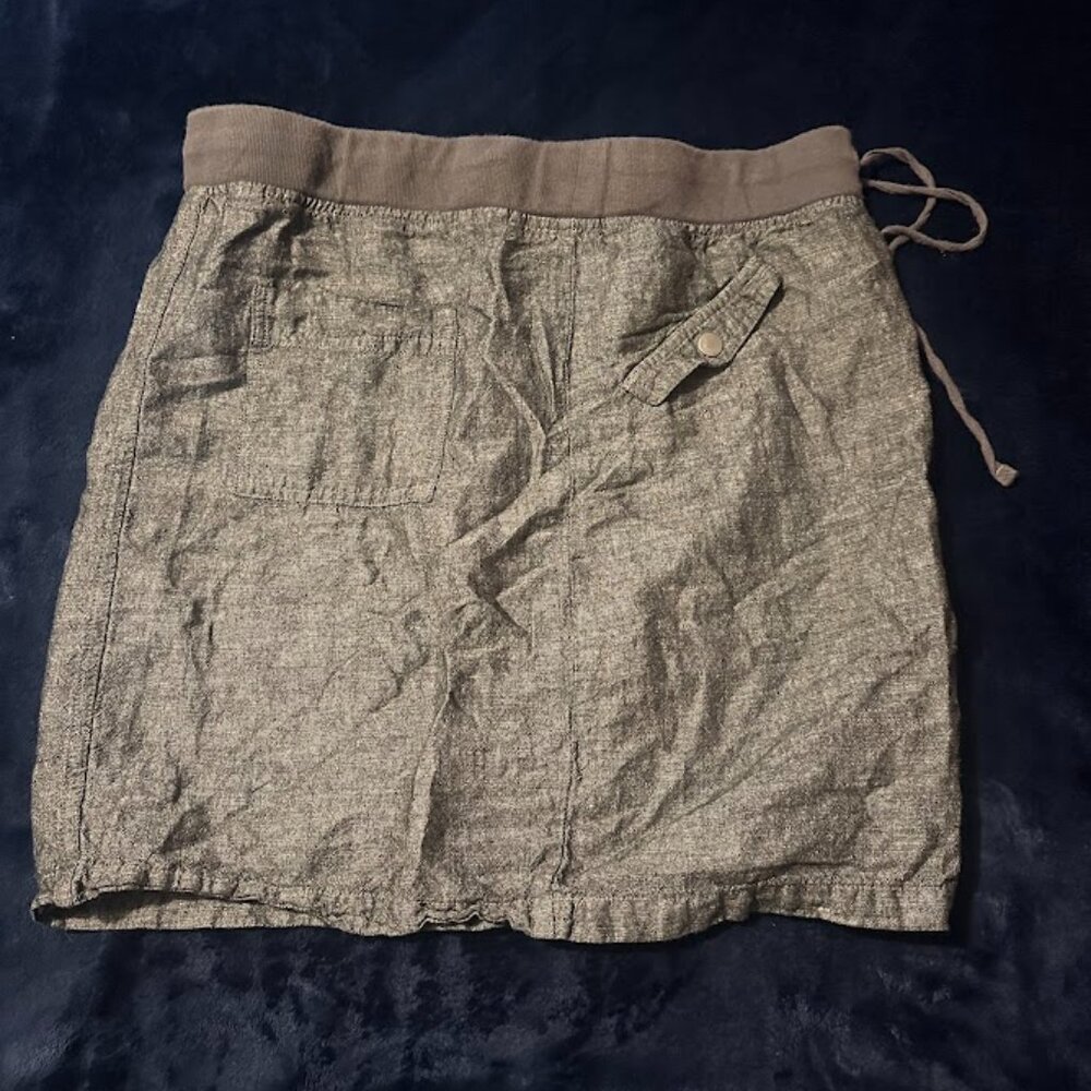 Chic in Charcoal: Grey Midi Skirt